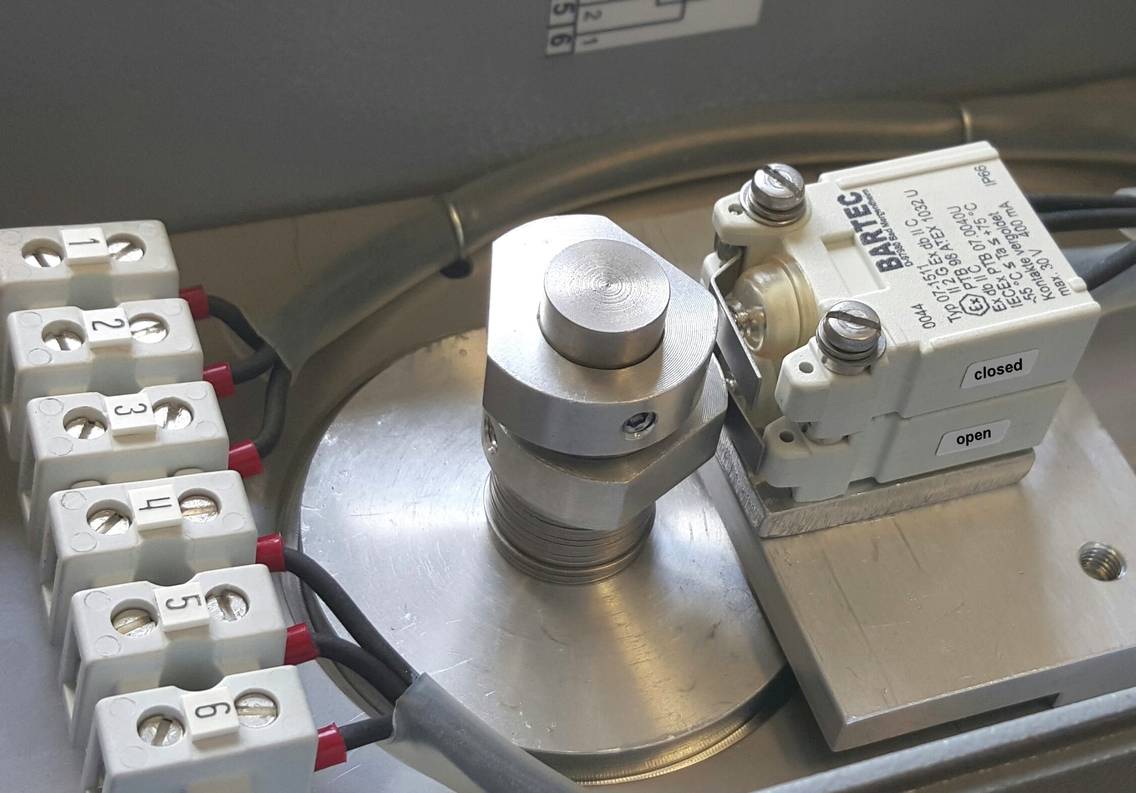 Ex ed ...  - 55°C  4 - 250 V AC-DC valve position monitor with Bartec switches for valve automation